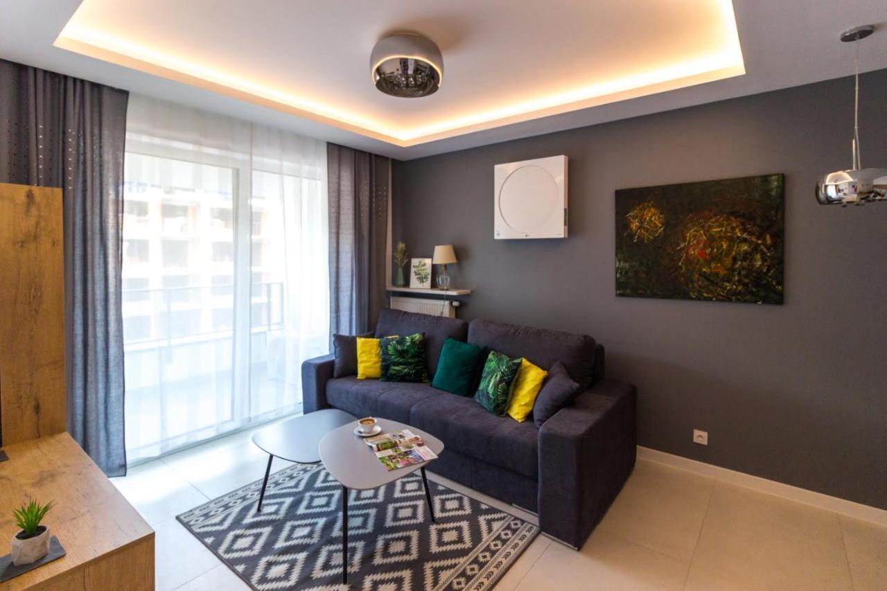 M&R Apartament: Airport-Adjacent Business Stay with Self Check-In Warsaw Exterior photo